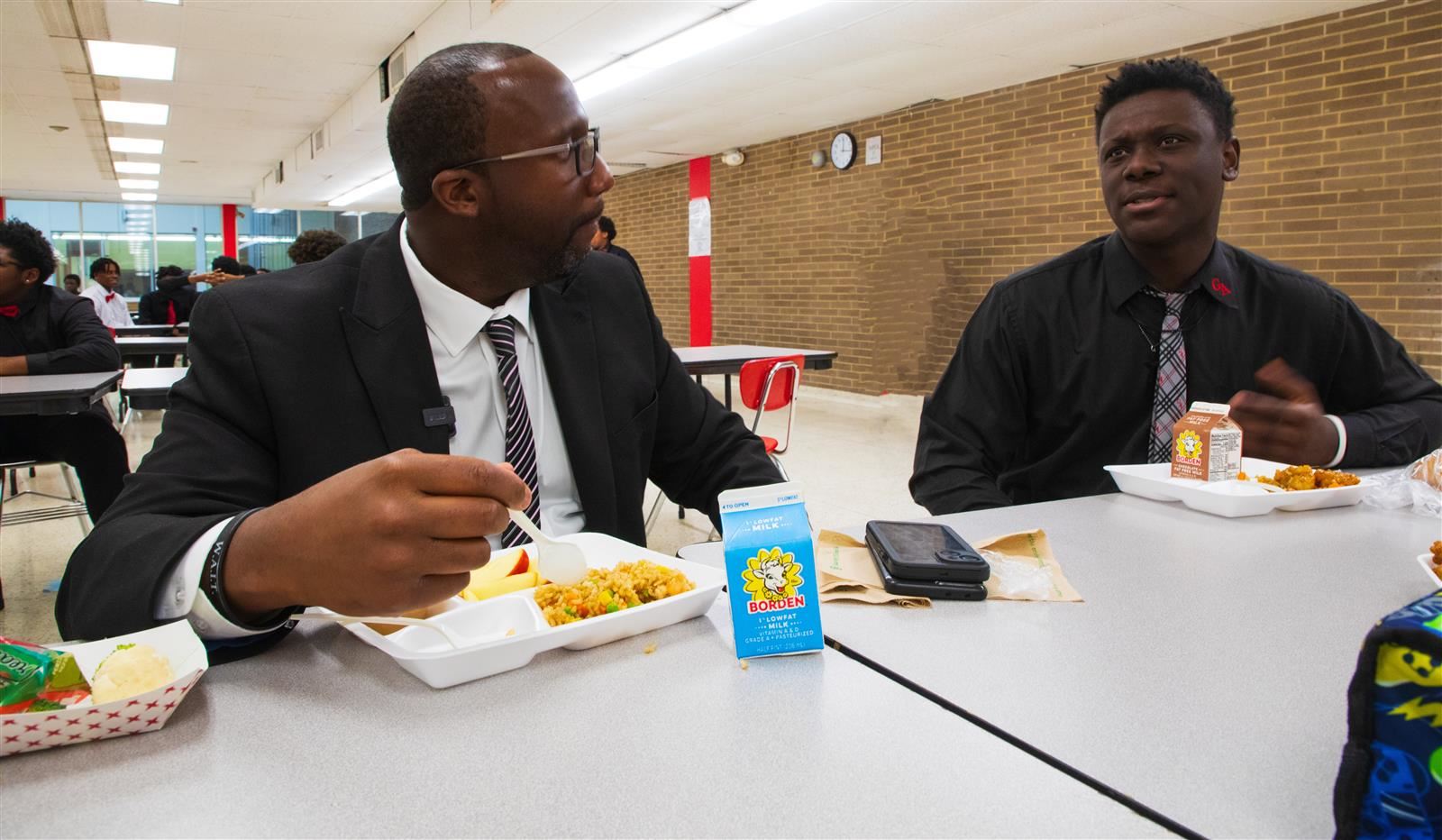  Dr. Morgan accepts challenge to eat a school lunch (Video) 